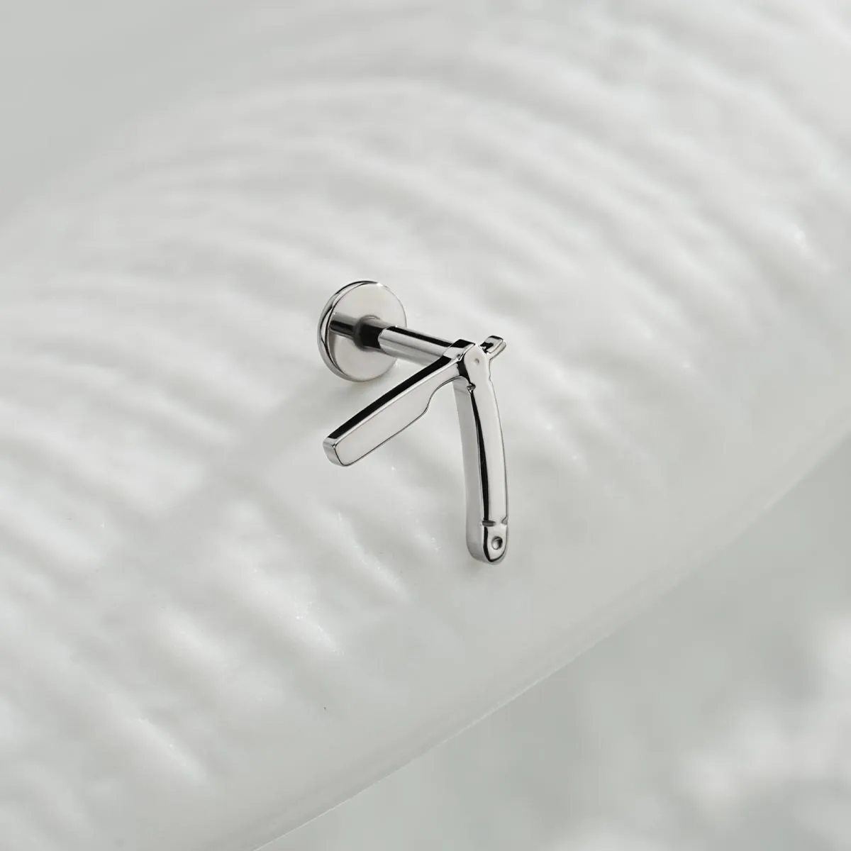 16G Titanium Internally Threaded Razor Cartilage Stud