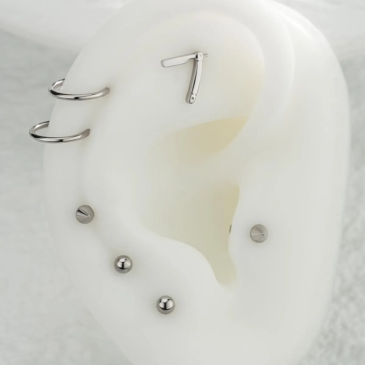 16G Titanium Internally Threaded Razor Cartilage Stud
