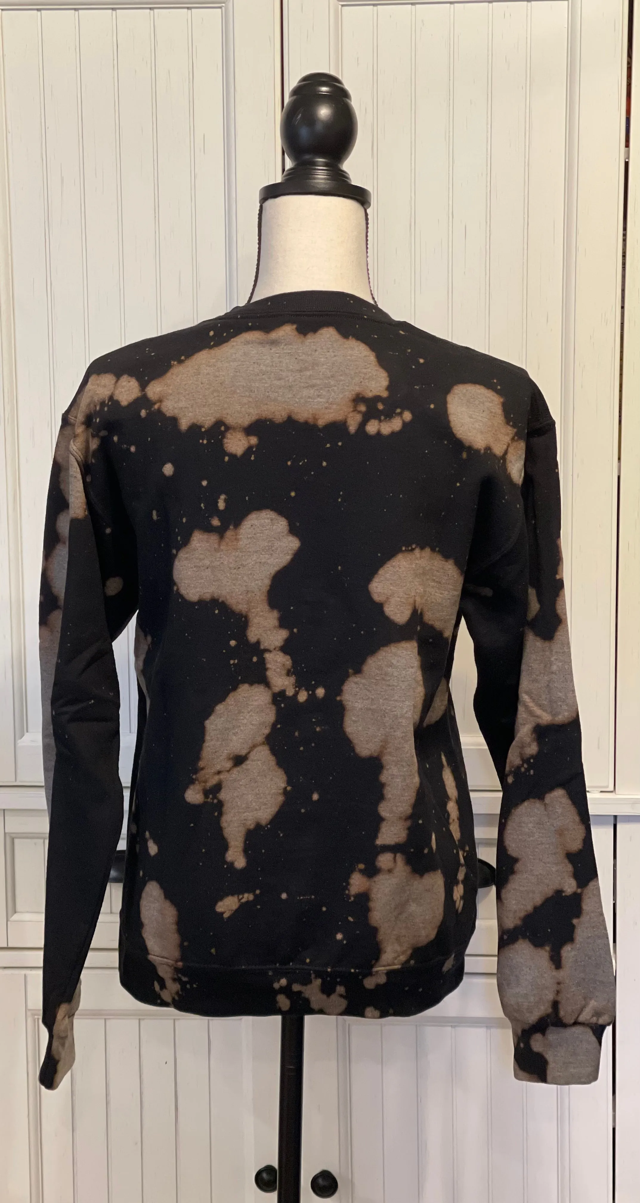 Hydrangea Distressed Crew Neck ~ Unisex Size Small