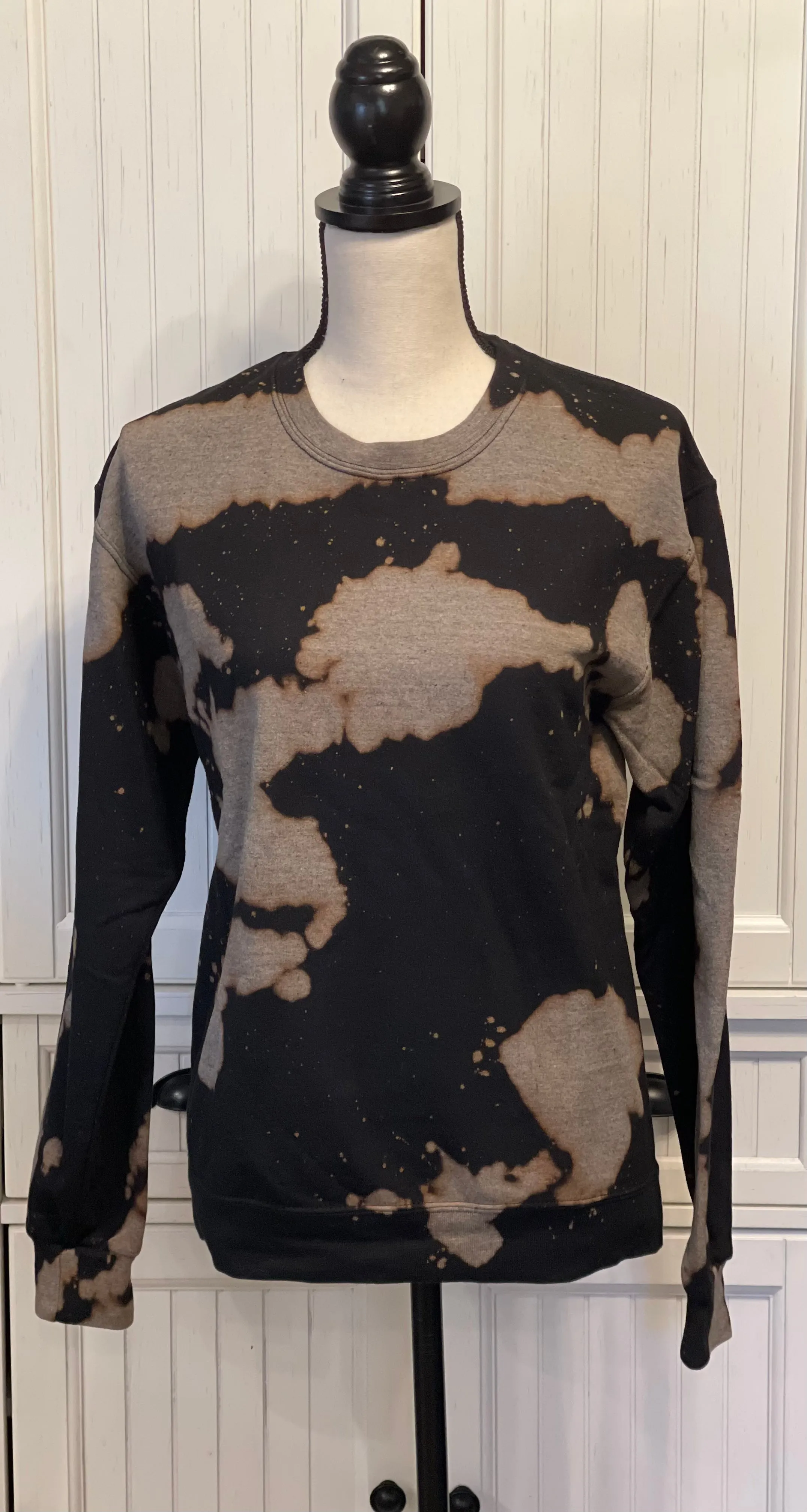 Hydrangea Distressed Crew Neck ~ Unisex Size Small