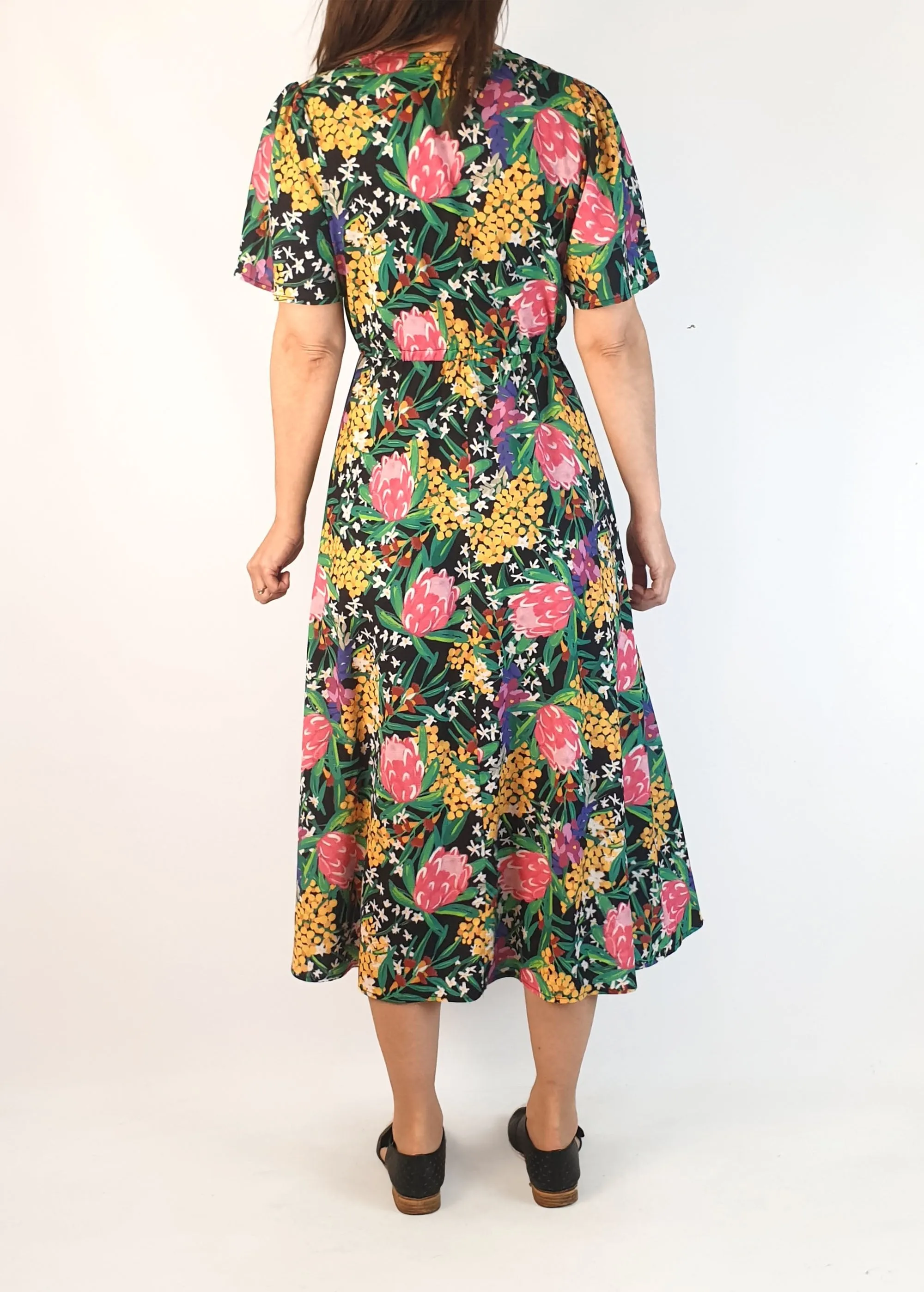 Lorraine wattle and protea print dress size 6, fits 6 and 8