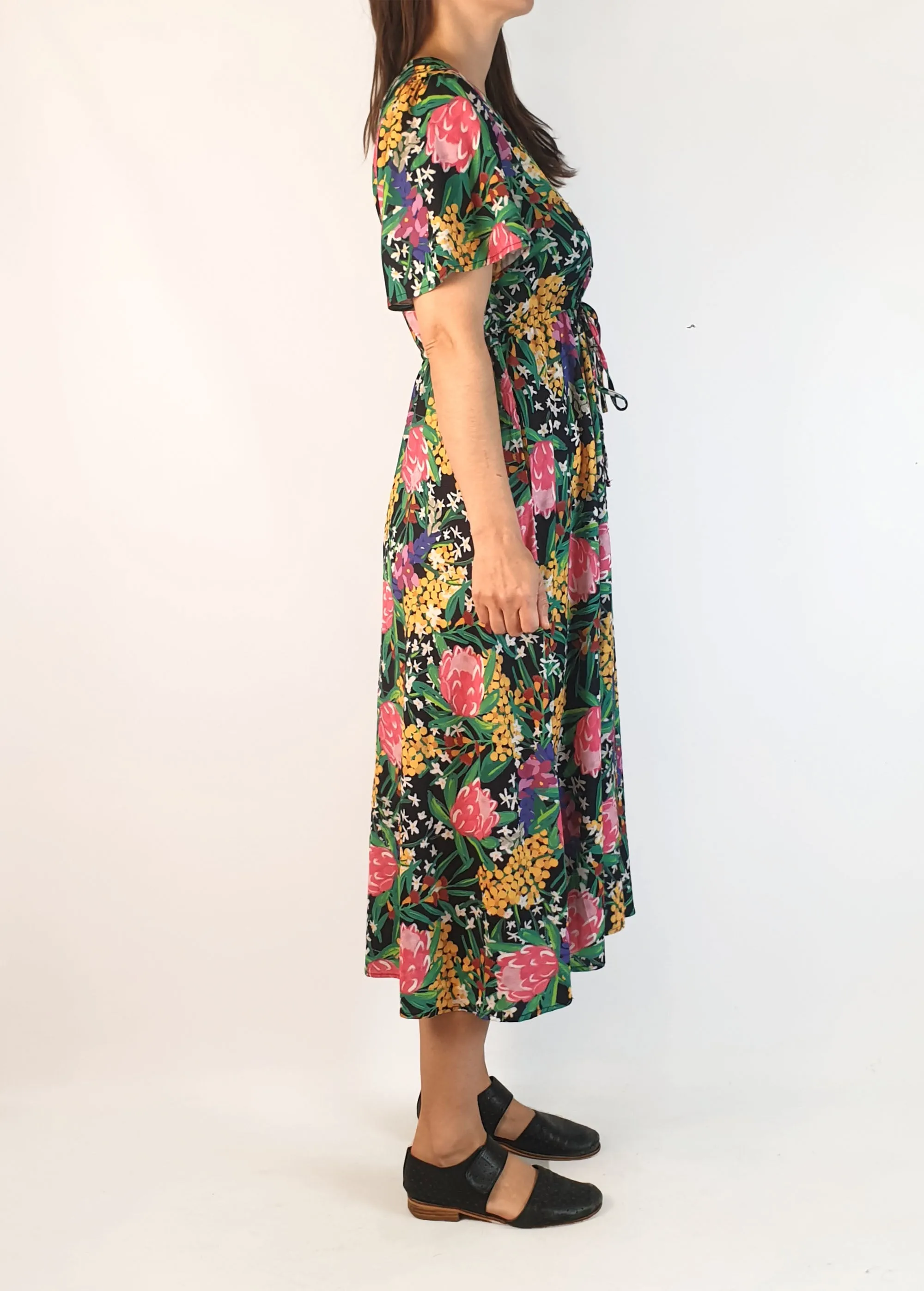 Lorraine wattle and protea print dress size 6, fits 6 and 8